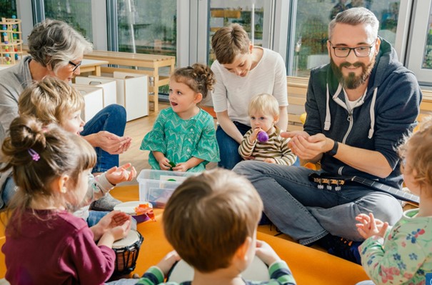 Erzieher mit Kindern