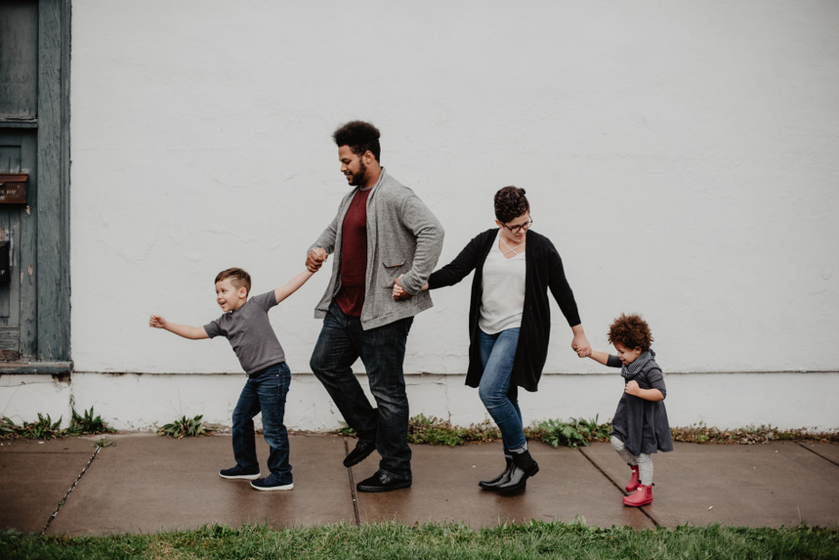 Familie die Arbeit und Kindererziehung kombiniert und glücklich scheint